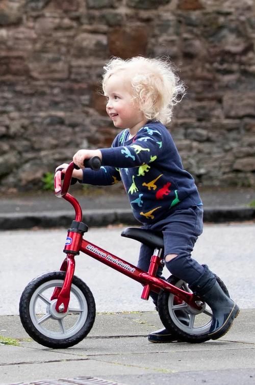  撞死|91岁女司机开车出门，一脚油门将路边散步的3岁男孩撞死