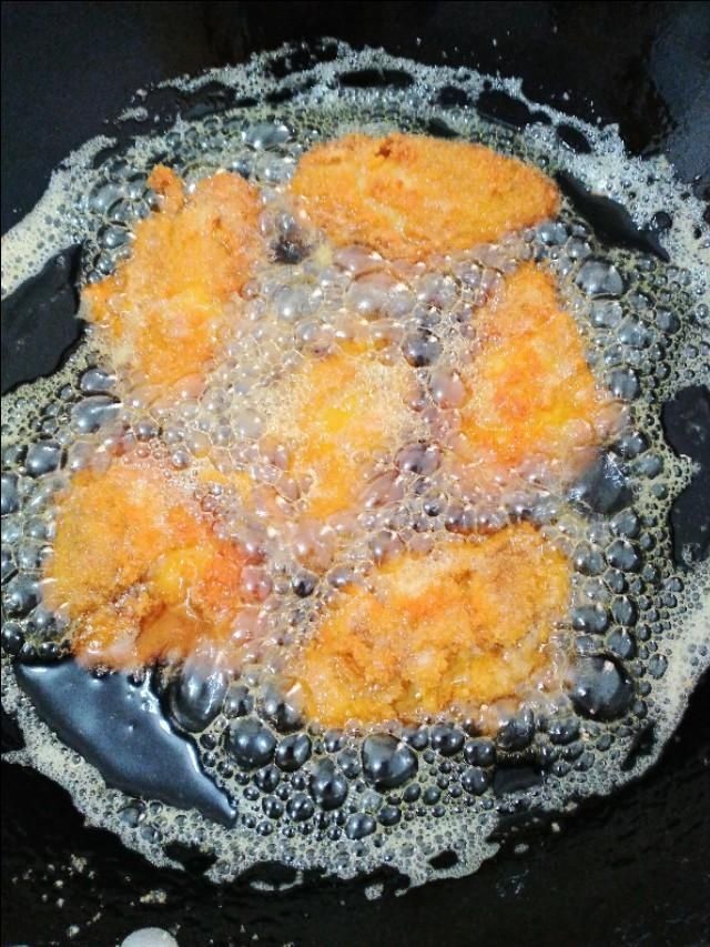  好吃|炸鸡翅这样做金黄酥脆，鲜嫩多汁，十分入味，比外面买的好吃