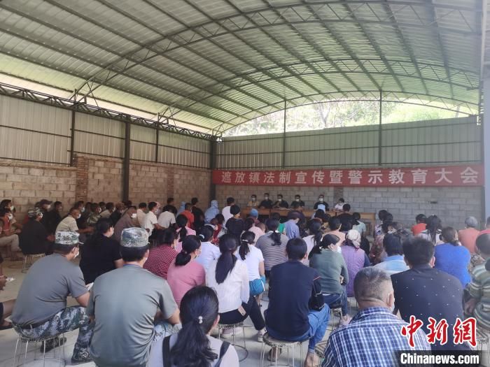 警示教育大会|云南芒市:8人因勾结偷渡团伙被现场执行拘留