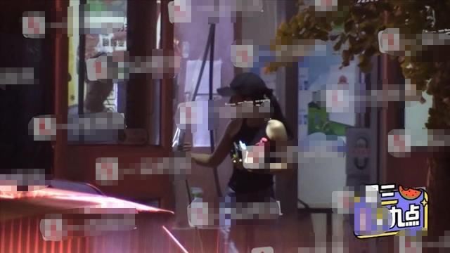 文章和美女|36岁文章有新恋情?深夜约会美女亲自擦眼泪,同回住处被疑似同居