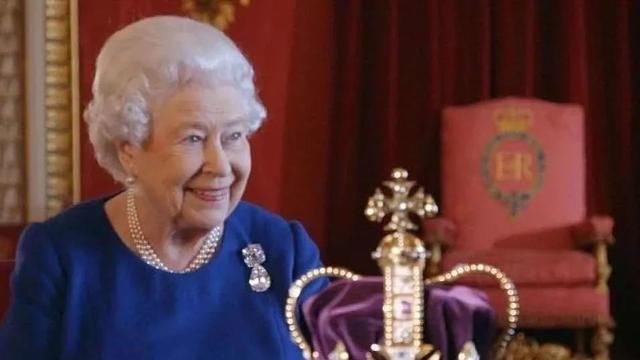 马丁|杨幂为了时尚,大热天穿马丁靴不算啥,看到鞋带:让人想不通