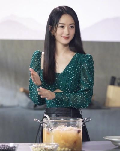  中餐厅|中餐厅发布会举行，赵丽颖的小蛮腰太抢镜，这哪像生过孩子的人？