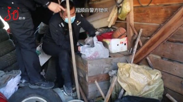 军用制式半|居民家中藏匿AK-47，民警搜查时还发现了这些东西！