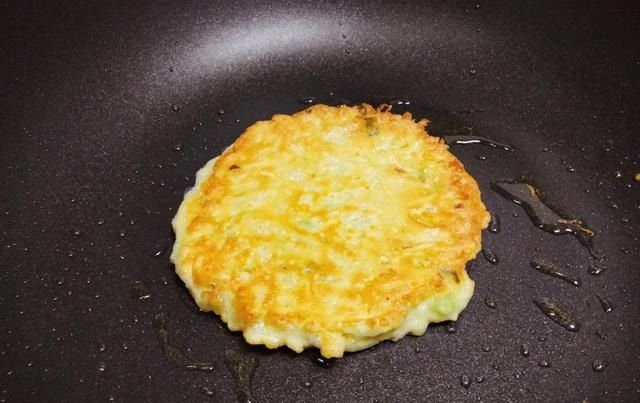  土豆|1个土豆3个鸡蛋，一搅一烙5分钟出锅，我家孩子早餐最喜欢吃它了