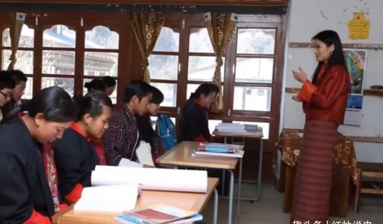 不丹王室|30岁佩玛罕见当老师!整个教室座无虚席,冰山美人终于微笑了