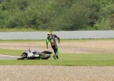  王一博|王一博，摔得体面