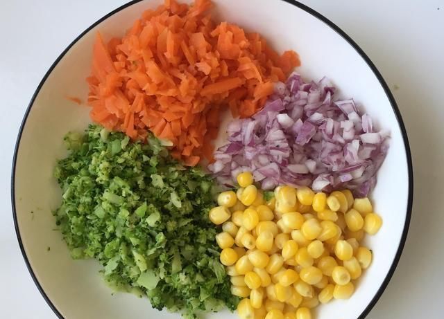 趁热|蔬菜鸡肉饼,营养丰富又健康,外面酥脆内里香软,趁热吃非常香