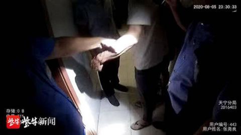 敲门|为了找到割腕男子,民警深夜挨家挨户敲门