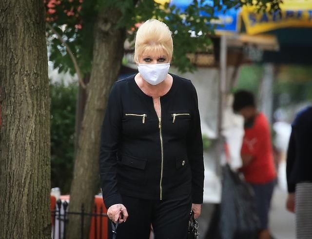  翻车|梅拉尼娅仪态变差！穿紧身白裙肚腩鼓鼓大翻车，显胖10斤也自信