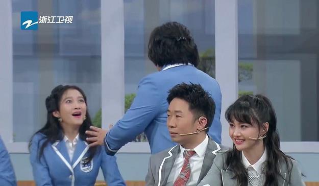 王牌|关晓彤笑场《王牌对王牌》与郑爽对唱时憋笑,被吐槽不礼貌