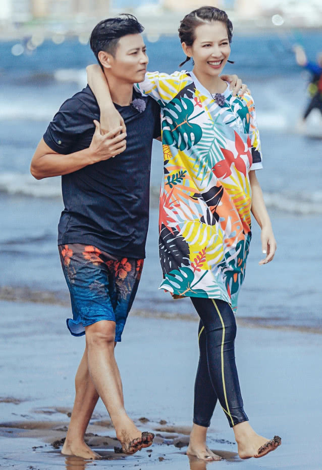 海边|张晋夫妇海边牵手漫步超甜，蔡少芬小腹微凸三胎孕肚首曝光