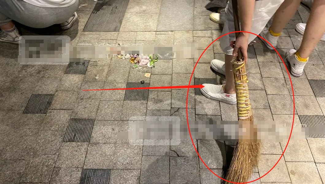  接下来|蔡徐坤录制《快本》，前来围观的粉丝们做出这个举动，暖到心里了