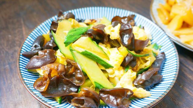  倒入|晒晒一家三口的晚餐，4道家常菜1主食，营养丰富，网友：太抠门