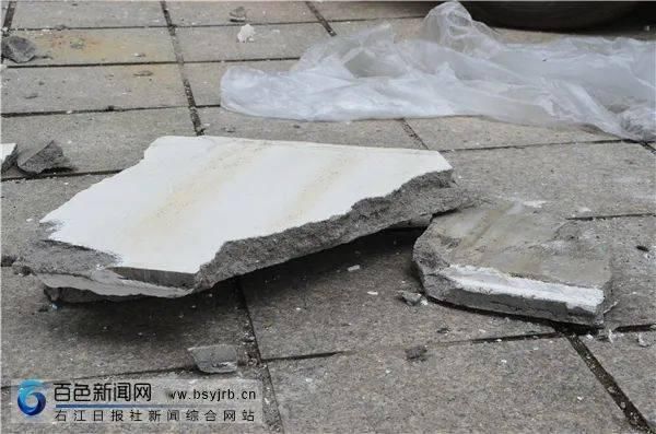  担心|天降惊吓！一小区外墙掉落砸坏多辆车 居民担心会砸到人