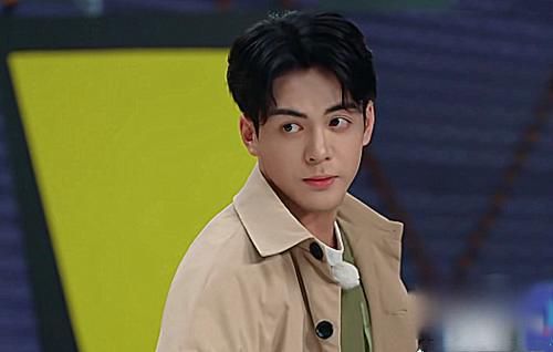 现实|蔡徐坤和曾舜晞同台耍帅,观众的反应现实了:歌手和演员的区别