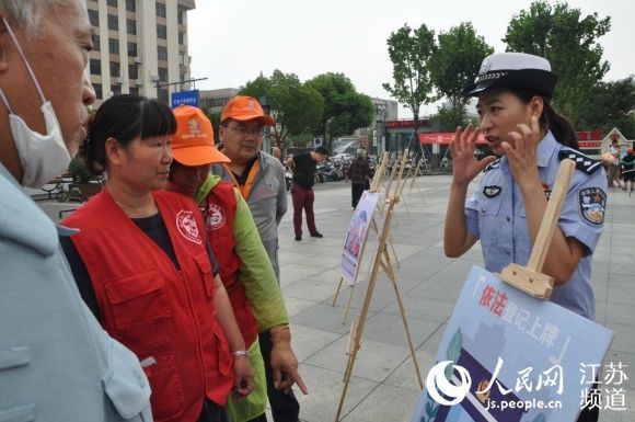 响应|盐城亭湖区为志愿者赠送安全头盔 响应“一盔一带”倡议