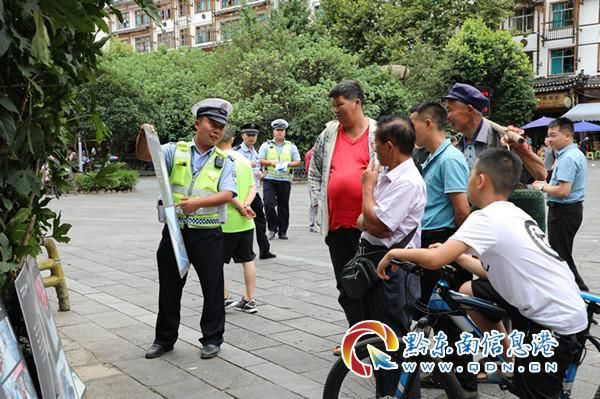  雷山|雷山：交警借机赶集之时宣传“一盔一带”