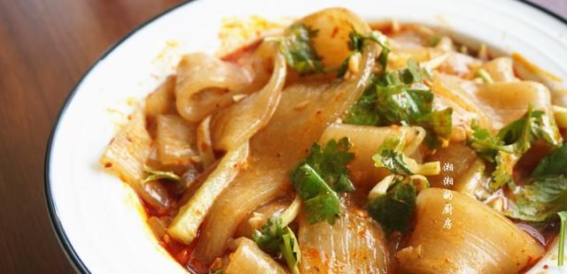  辣椒|夏天来一碗酸辣开胃的麻酱拌粉，太香了，做法也超简单