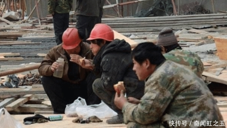 吃饭|穷小伙彩票中大奖，花光积蓄请朋友吃饭，第二天领奖时哭笑不得