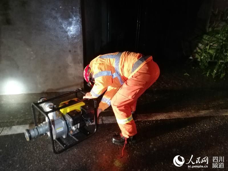 排涝|四川巴中：暴雨导致多地受灾 消防部门紧急排涝转移疏散人员排除险情