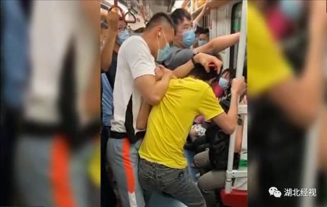  乘客|男子地铁内猥亵女乘客臀部，同车厢男子仗义出手