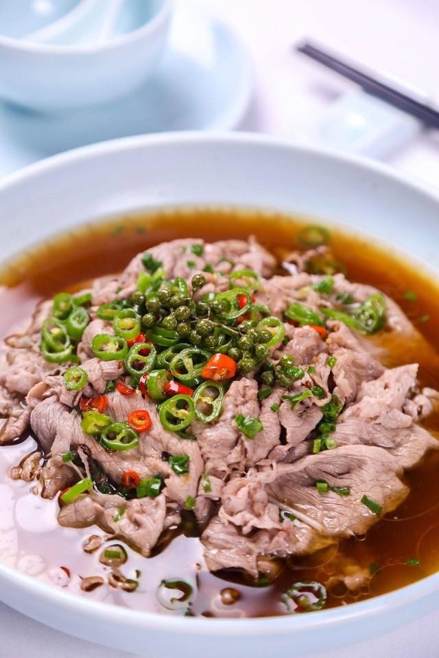  碰撞|红与绿的碰撞，椒麻肥牛的烹饪方法，满口酸爽与麻辣