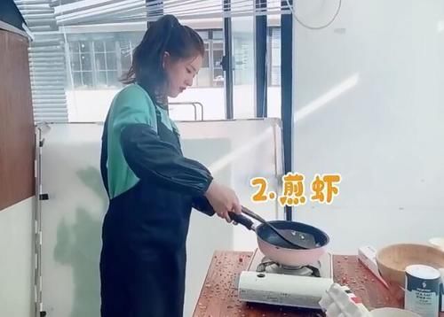  炉灶|有种“真实”叫赵露思炒饭，放大炉灶的周围，这谁敢吃？