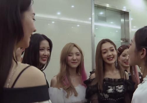 拥抱|孟美岐跟硬糖少女303见面,只跟一位成员拥抱,看清是谁,受宠