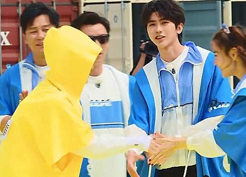 蔡徐坤|奔跑吧:蔡徐坤跟R1SE周震南握手,对待陈立农,方式更直接