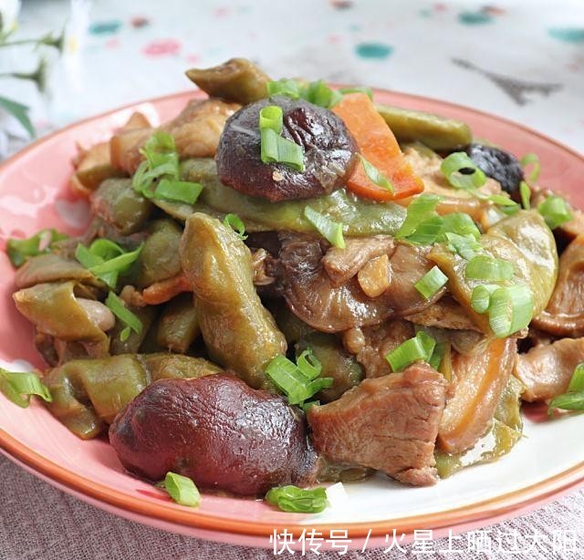  家常菜|五花肉炖油豆，好吃又下饭的家常菜