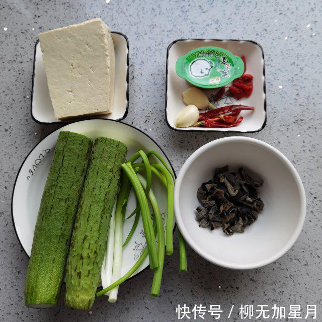  软烂|丝瓜炖豆腐，丝瓜鲜嫩，豆腐软烂，清香味美