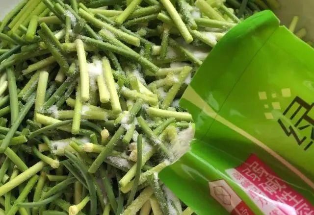  一滴水|教你秘制腌蒜苔的配方做法，不用一滴水和油，口感脆爽，酸甜开胃