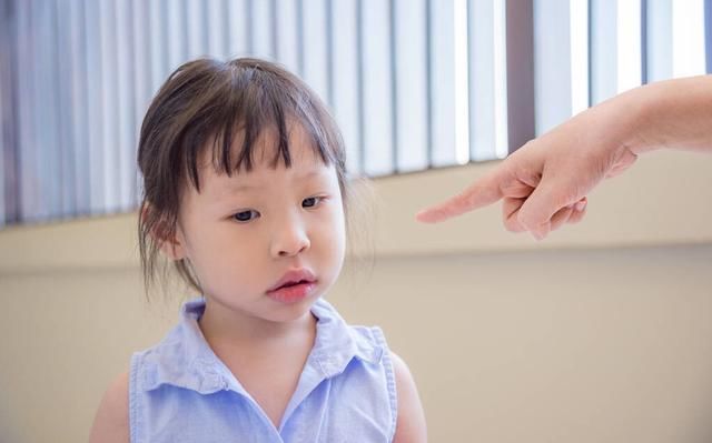  在所难免|打孩子在所难免，若孩子被打时出现这些反应，父母一定要停下来