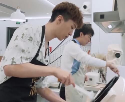  球场|《做家务的男人2》范丞丞郭麒麟做菜，厨房变球场，全程惊心动魄