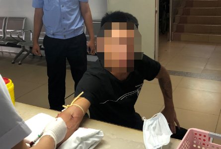  司机|男子赤裸上身开车去南屏被路人举报！警察到场拔下他的车钥匙……