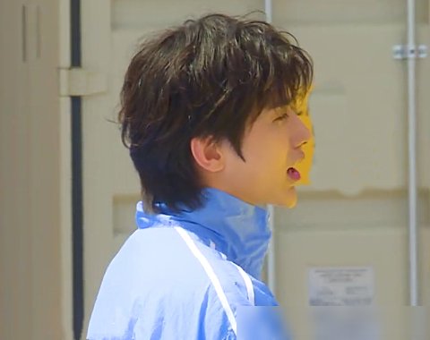  郑恺|郑恺作为00后代表出场时，还记得baby的反应？怕是忘了有镜头吧