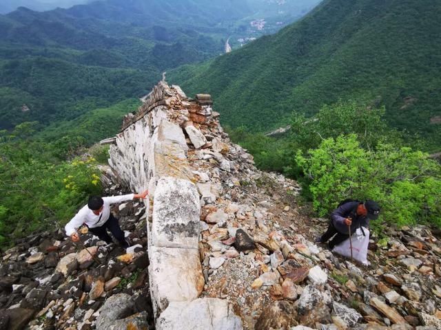  年轻人|他们给长城清垃圾，两侧常是峭壁！“年轻人干不了”