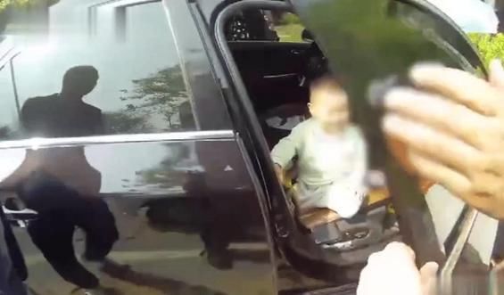 嚎啕大哭|烈日下 2岁儿童被锁车内嚎啕大哭,特警实施救援时,萌娃机智自救