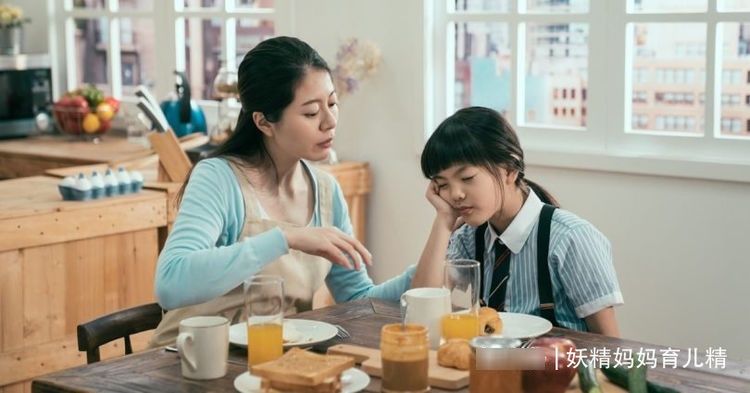 坐错|妈妈坐错地铁，被女儿踢踹数脚，溺爱的父母，养不出孝顺的孩子