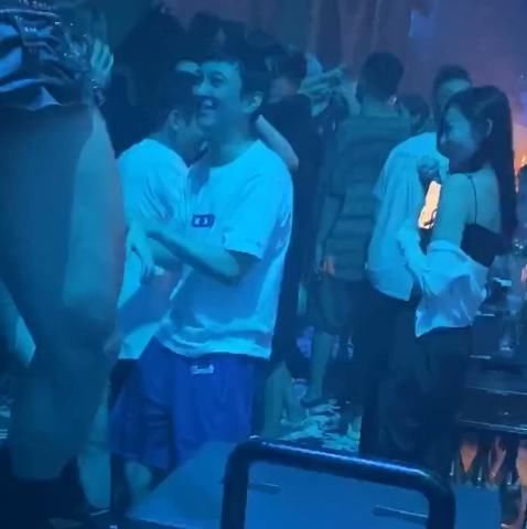  蹦迪|王思聪在酒吧蹦迪没带甜仇，知情人称两人可能已经结束了