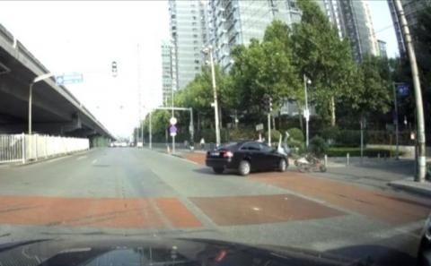  路口|壹现场丨骑车小伙路口被撞飞 行车记录仪拍下惊险瞬间