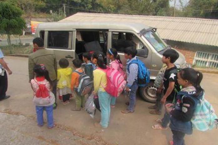  面包车|核载7人面包车被查，车上载有13名壮汉，司机边开车还边打电话