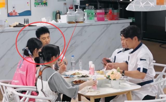  暴露|黄晓明饭前宣布事情, 别人都暂停手中的活, 谁注意赵丽颖在干啥? 暴露修养