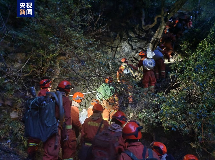 四川稻城森林火灾两方向火线已无明火