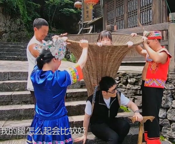  黄晓明|黄晓明用竹筐背李浩菲，小姑娘体重意外曝光，网友：不可能吧？