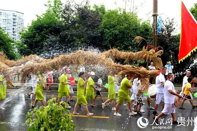 戏水|贵州德江：土家儿女与龙戏水共享夏日清凉