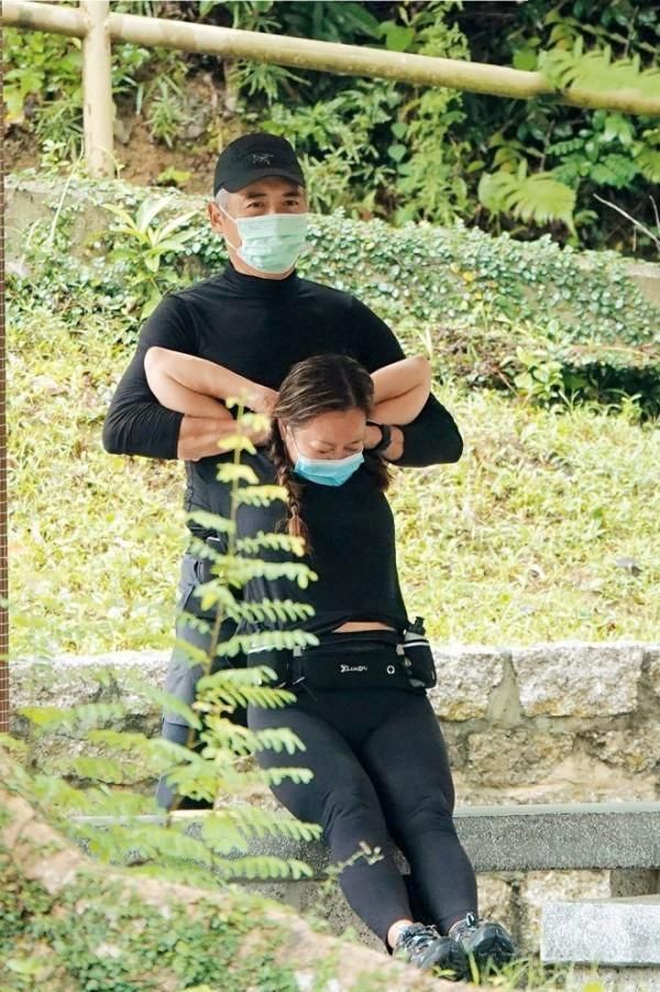 身材|不怕发嫂吃醋？65岁周润发晨跑身材好，与女子贴身做热身引关注