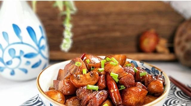 喜欢|东北家常菜口蘑烧肉,不用一滴油,只要这样做,全家人都喜欢
