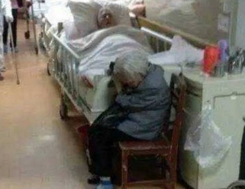 图片|8张人性与爱的图片,看到第一张就受不了,图8陪伴是最长情的告白