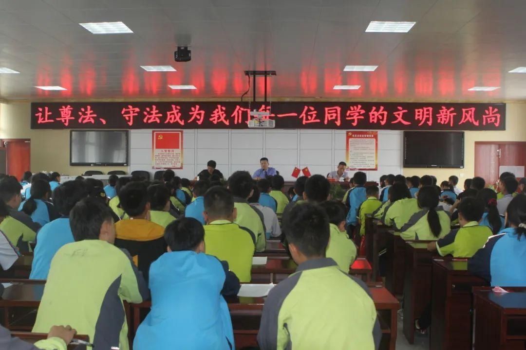 守法|【开学第一课】让尊法、守法成为每一位同学的文明新风尚。